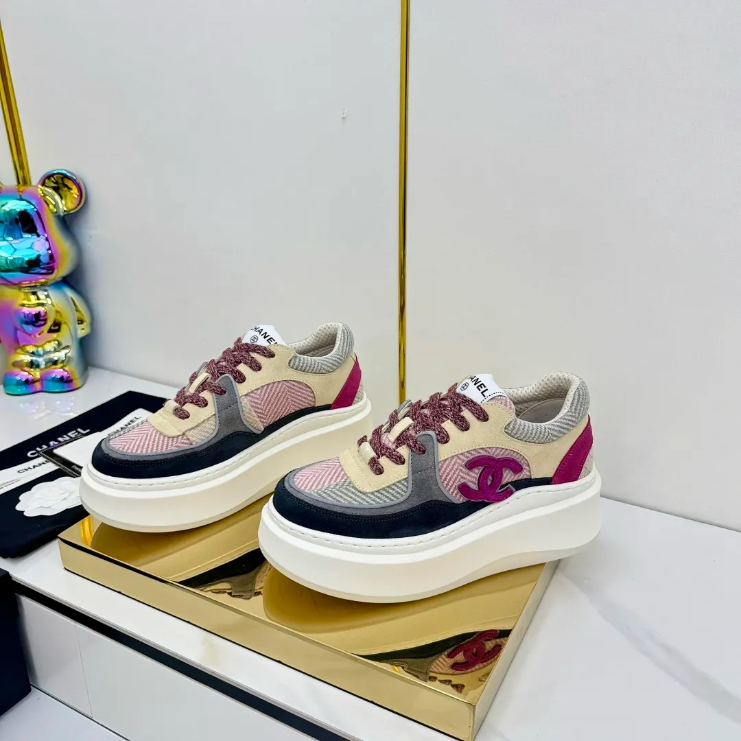 👟👟Ex-factory price 600👟👟 Upgraded version, upgraded version, upgraded version! No rebuttal accepted! ! ! ! Chanel Chanel panda shoes! 2025 counter's top casual sports shoes. This classic design; the upper is electro-embroidered with a variety of techniques; the outsole is fashionable and sporty; the unusual inclusion of a variety of color matching elements... The diversified mix and match is very good-looking and versatile, and can be used for leisure, fashion, sports, and outdoor... ꫛꫀꪝ Go➫ Materials: ❶Upper made of: original imported first-layer silk cowhide + original waterproof cloth + original first-layer cowhide ❷Inner lining: Original Yangli+Net ❸Outsole based on: Original TPU combination outsole Counter boutique packaging complete set for women 35–41 👉 👉 👉 👉 👉